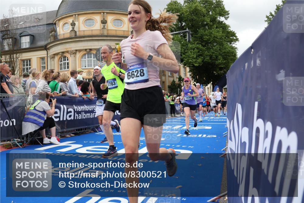 29.06.2025 - hella hamburg halbmarathon Strokosch-Dieckow http://msf.ph/oto/8300521 29.06.2025 10:53:36 Ziel 1030, 1061, 1098, 1499, 1502, 1783, 2058, 2070, 2082, 2518, 2630, 3399, 3819, 5399, 5866, 6628, 6762, 10549, 10895, 11588, 11589, 11604, 12632, 13865, 14702, 14818, 15061, 15113, 15441, 15497, 15856, 16092, 17482, 17710, 18143, 18450, 18514, 18612, 18666, 18715 meine-sportfotos.de