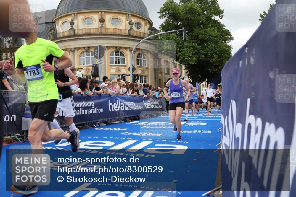 29.06.2025 - hella hamburg halbmarathon Strokosch-Dieckow http://msf.ph/oto/8300529 29.06.2025 10:53:36 Ziel 1030, 1061, 1098, 1499, 1502, 1783, 2058, 2070, 2082, 2518, 2630, 3399, 3819, 5399, 5866, 6628, 6762, 10549, 10895, 11588, 11589, 11604, 12632, 13865, 14702, 14818, 15061, 15113, 15441, 15497, 15856, 16092, 17482, 17710, 18143, 18450, 18514, 18612, 18666, 18715 meine-sportfotos.de