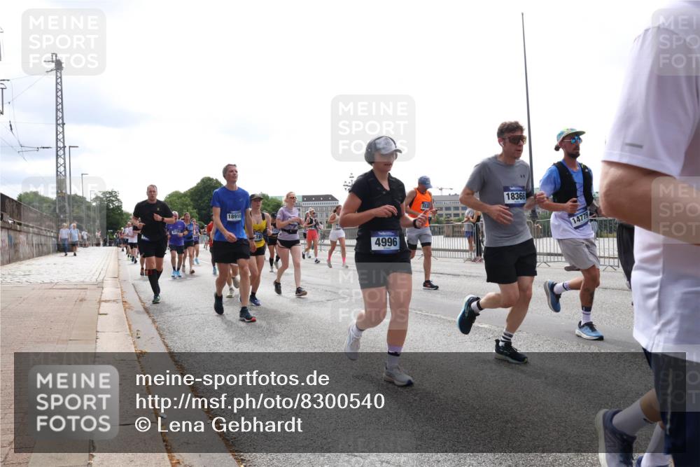 29.06.2025 - hella hamburg halbmarathon Lena Gebhardt http://msf.ph/oto/8300540 29.06.2025 10:37:04 Lombardsbrücke 18918, 16, 4996, 553, 18366, 14779, 1022, 1118, 1253, 1276, 1339, 1488, 1490, 1597, 1819, 1948, 1952, 1954, 2016, 2031, 2072, 2104, 2272, 2480, 2552, 2588, 3127, 3165, 3714, 3873, 3895, 4084, 4097, 4347, 4618, 4733, 4762, 4996, 5146, 5224, 5538, 5560, 5640, 5786, 5789, 5940, 6156, 6172, 6359, 6584, 6804, 7202, 7235, 7707, 7773, 7823, 8007, 8257, 8258, 8315, 8499, 8758, 8811, 8936, 8937, 9054, 9055, 9295, 9500, 9694, 13265, 15077, 17156, 18152, 18488 meine-sportfotos.de