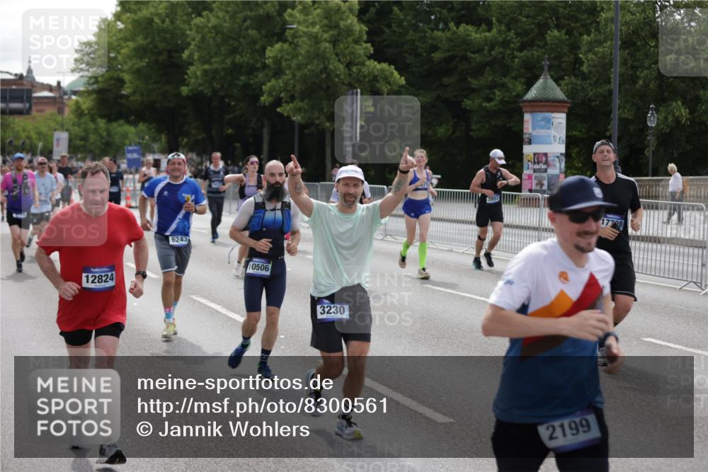 29.06.2025 - hella hamburg halbmarathon Jannik Wohlers http://msf.ph/oto/8300561 29.06.2025 10:37:14 Lombardsbrücke 1475, 2199, 2640, 2853, 3230, 3633, 5171, 5186, 5522, 5875, 6243, 6821, 6955, 7124, 7321, 7350, 7777, 9247, 9288, 9895, 10159, 10476, 10506, 10919, 11183, 11801, 11882, 11888, 12123, 12242, 12254, 12472, 12824, 14130, 14657, 16032, 16582, 16680, 16706, 16837, 17355, 17793, 17798, 18317, 18319, 18903 meine-sportfotos.de