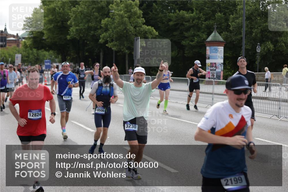 29.06.2025 - hella hamburg halbmarathon Jannik Wohlers http://msf.ph/oto/8300600 29.06.2025 10:37:14 Lombardsbrücke 1475, 2199, 2640, 2853, 3230, 3633, 5171, 5186, 5522, 5875, 6243, 6821, 6955, 7124, 7321, 7350, 7777, 9247, 9288, 9895, 10159, 10476, 10506, 10919, 11183, 11801, 11882, 11888, 12123, 12242, 12254, 12472, 12824, 14130, 14657, 16032, 16582, 16680, 16706, 16837, 17355, 17793, 17798, 18317, 18319, 18903 meine-sportfotos.de