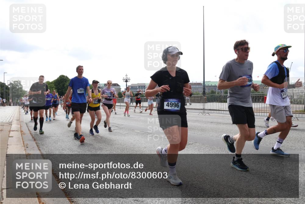 29.06.2025 - hella hamburg halbmarathon Lena Gebhardt http://msf.ph/oto/8300603 29.06.2025 10:37:04 Lombardsbrücke 4753, 18918, 316, 12218, 4996, 66, 147, 1022, 1118, 1253, 1276, 1339, 1488, 1490, 1597, 1819, 1948, 1952, 1954, 2016, 2031, 2072, 2104, 2272, 2480, 2552, 2588, 3127, 3165, 3714, 3873, 3895, 4084, 4097, 4347, 4618, 4733, 4762, 4996, 5146, 5224, 5538, 5560, 5640, 5786, 5789, 5940, 6156, 6172, 6359, 6584, 6804, 7202, 7235, 7707, 7773, 7823, 8007, 8257, 8258, 8315, 8499, 8758, 8811, 8936, 8937, 9054, 9055, 9295, 9500, 9694, 13265, 15077, 17156, 18152, 18488 meine-sportfotos.de
