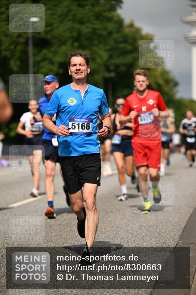29.06.2025 - hella hamburg halbmarathon Dr. Thomas Lammeyer http://msf.ph/oto/8300663 29.06.2025 10:16:22 Kennedybrücke 1249, 1610, 1785, 1850, 1851, 2963, 2964, 3182, 3248, 3262, 3363, 4453, 5150, 5166, 5176, 6822, 6871, 7014, 7907, 8206, 8207, 8917, 8971, 9253, 9428, 10067, 10402, 10685, 11025 meine-sportfotos.de