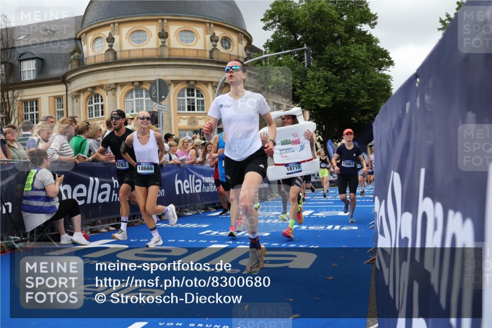 29.06.2025 - hella hamburg halbmarathon Strokosch-Dieckow http://msf.ph/oto/8300680 29.06.2025 10:53:39 Ziel 1030, 1098, 1502, 1783, 2058, 2082, 2518, 2630, 3399, 3819, 5399, 5607, 6628, 6762, 6877, 7177, 8285, 8335, 10549, 10895, 11588, 11589, 11604, 12632, 13865, 14702, 14818, 15061, 15113, 15441, 15856, 16092, 17482, 18143, 18514, 18612, 18666, 18715 meine-sportfotos.de