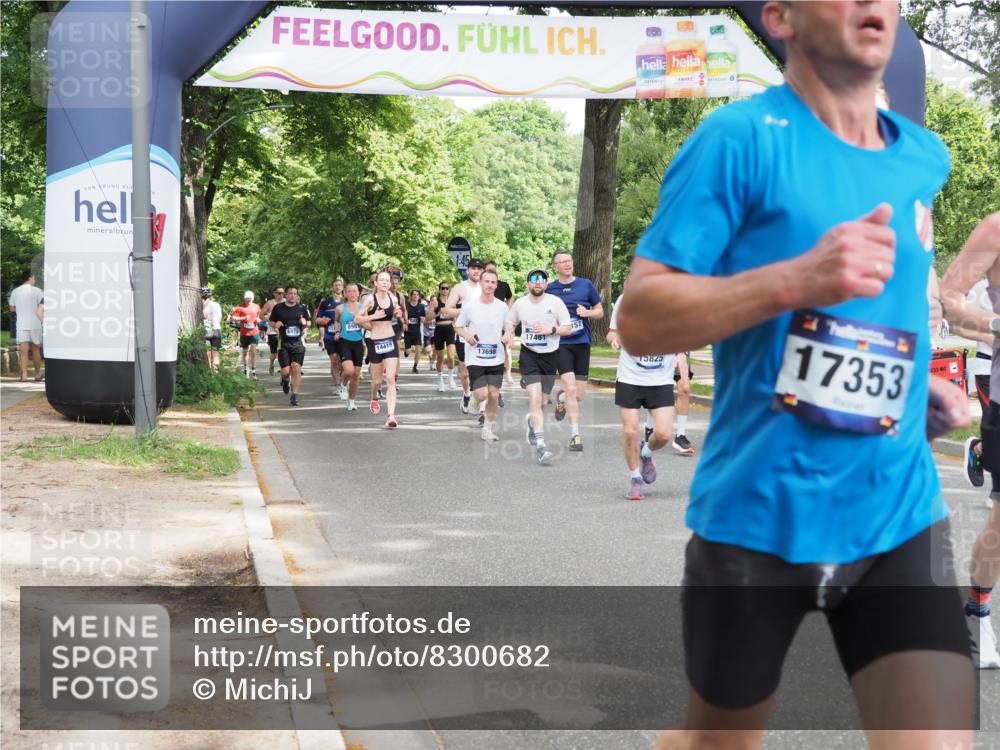 29.06.2025 - hella hamburg halbmarathon MichiJ http://msf.ph/oto/8300682 29.06.2025 10:34:40 Zwischen KM18-KM19 4497, 5528, 5889, 6691, 7335, 8142, 8981, 9794, 11077, 11858, 12171, 12269, 12706, 12891, 13303, 13698, 14045, 14541, 15157, 15451, 15825, 17008, 17353, 17461, 17865, 18356 meine-sportfotos.de