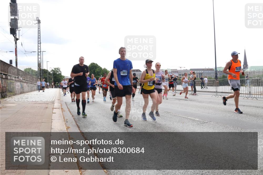 29.06.2025 - hella hamburg halbmarathon Lena Gebhardt http://msf.ph/oto/8300684 29.06.2025 10:37:05 Lombardsbrücke 17, 18918, 21, 7202, 316, 5538, 1022, 1118, 1253, 1276, 1337, 1339, 1488, 1490, 1597, 1819, 1948, 1952, 1954, 2016, 2031, 2072, 2104, 2272, 2480, 2486, 2552, 2588, 3127, 3165, 3714, 3873, 3895, 4084, 4097, 4347, 4618, 4733, 4762, 4996, 5146, 5224, 5538, 5560, 5640, 5786, 5789, 5940, 6156, 6172, 6359, 6584, 6804, 7202, 7235, 7707, 7773, 7823, 8007, 8257, 8258, 8315, 8499, 8758, 8811, 8936, 8937, 9054, 9055, 9295, 9500, 9694, 13265, 15077, 17156, 18488 meine-sportfotos.de