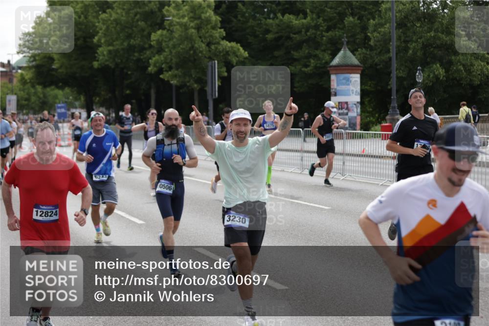 29.06.2025 - hella hamburg halbmarathon Jannik Wohlers http://msf.ph/oto/8300697 29.06.2025 10:37:14 Lombardsbrücke 1475, 2199, 2640, 2853, 3230, 3633, 5171, 5186, 5522, 5875, 6243, 6821, 6955, 7124, 7321, 7350, 7777, 9247, 9288, 9895, 10159, 10476, 10506, 10919, 11183, 11801, 11882, 11888, 12123, 12242, 12254, 12472, 12824, 14130, 14657, 16032, 16582, 16680, 16706, 16837, 17355, 17793, 17798, 18317, 18319, 18903 meine-sportfotos.de