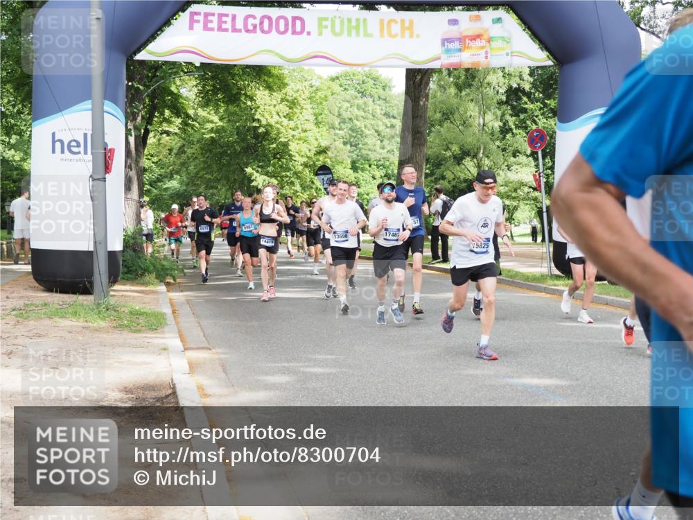 29.06.2025 - hella hamburg halbmarathon MichiJ http://msf.ph/oto/8300704 29.06.2025 10:34:40 Zwischen KM18-KM19 4497, 5528, 5889, 6691, 7335, 8142, 8981, 9794, 11077, 11858, 12171, 12269, 12706, 12891, 13303, 13698, 14045, 14541, 15157, 15451, 15825, 17008, 17353, 17461, 17865, 18356 meine-sportfotos.de