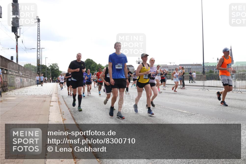 29.06.2025 - hella hamburg halbmarathon Lena Gebhardt http://msf.ph/oto/8300710 29.06.2025 10:37:05 Lombardsbrücke 133, 17, 18918, 316, 553, 1022, 1118, 1253, 1276, 1337, 1339, 1488, 1490, 1597, 1819, 1948, 1952, 1954, 2016, 2031, 2072, 2104, 2272, 2480, 2486, 2552, 2588, 3127, 3165, 3714, 3873, 3895, 4084, 4097, 4347, 4618, 4733, 4762, 4996, 5146, 5224, 5538, 5560, 5640, 5786, 5789, 5940, 6156, 6172, 6359, 6584, 6804, 7202, 7235, 7707, 7773, 7823, 8007, 8257, 8258, 8315, 8499, 8758, 8811, 8936, 8937, 9054, 9055, 9295, 9500, 9694, 13265, 15077, 17156, 18488 meine-sportfotos.de