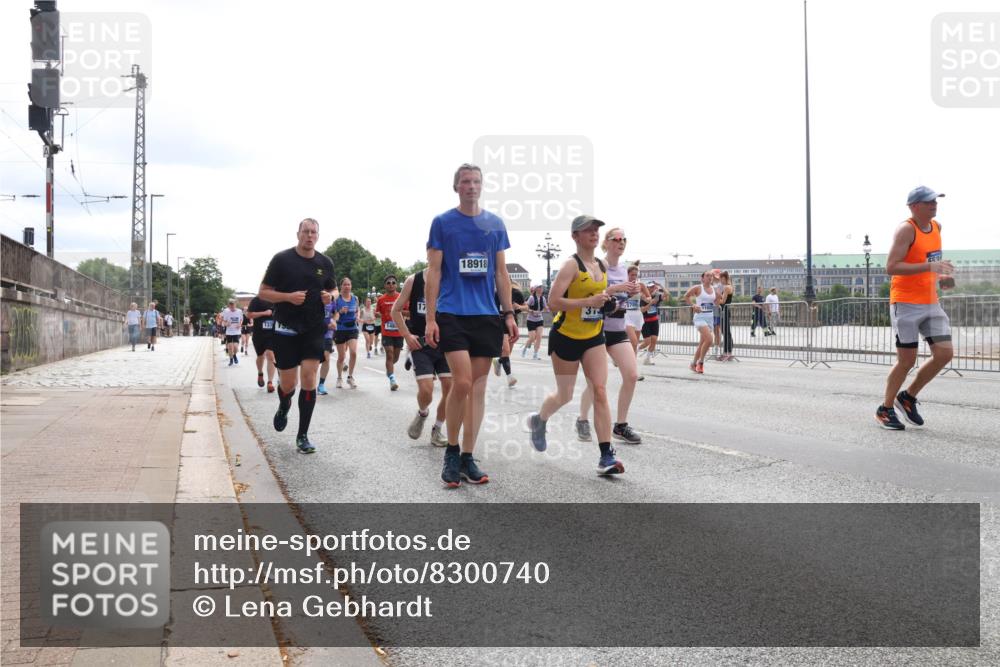 29.06.2025 - hella hamburg halbmarathon Lena Gebhardt http://msf.ph/oto/8300740 29.06.2025 10:37:05 Lombardsbrücke 18918, 313, 1022, 1118, 1253, 1276, 1337, 1339, 1488, 1490, 1597, 1819, 1948, 1952, 1954, 2016, 2031, 2072, 2104, 2272, 2480, 2486, 2552, 2588, 3127, 3165, 3714, 3873, 3895, 4084, 4097, 4347, 4618, 4733, 4762, 4996, 5146, 5224, 5538, 5560, 5640, 5786, 5789, 5940, 6156, 6172, 6359, 6584, 6804, 7202, 7235, 7707, 7773, 7823, 8007, 8257, 8258, 8315, 8499, 8758, 8811, 8936, 8937, 9054, 9055, 9295, 9500, 9694, 13265, 15077, 17156, 18488 meine-sportfotos.de