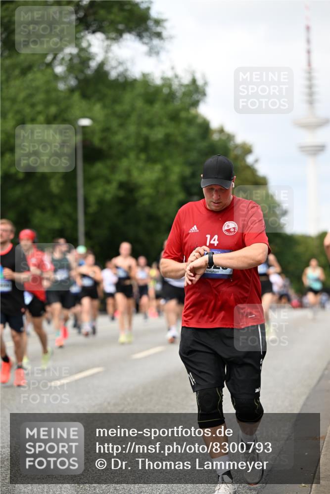 29.06.2025 - hella hamburg halbmarathon Dr. Thomas Lammeyer http://msf.ph/oto/8300793 29.06.2025 10:37:55 Kennedybrücke 1189, 1275, 1896, 2526, 2776, 3264, 3340, 3345, 3812, 3848, 4361, 4433, 4449, 4807, 4824, 4826, 5075, 5141, 5557, 5561, 5584, 5821, 5822, 5887, 6364, 6515, 6516, 6956, 7027, 7308, 7309, 7565, 7633, 7653, 7982, 8157, 8349, 8375, 8377, 8383, 8401, 8620, 9234, 9258, 9438, 9706, 9799, 9875, 9995, 10048, 10800, 11092, 11111, 11229, 11237, 11260 meine-sportfotos.de