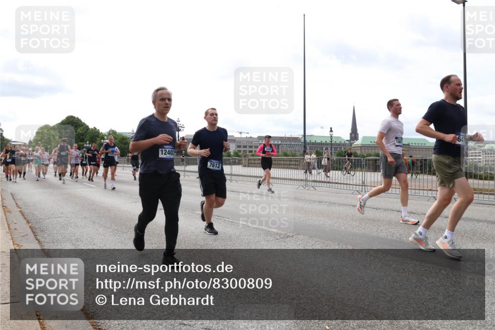 29.06.2025 - hella hamburg halbmarathon Lena Gebhardt http://msf.ph/oto/8300809 29.06.2025 10:21:49 Lombardsbrücke 12402, 7612, 100, 647, 1072, 1158, 1191, 1250, 1294, 1401, 1668, 1958, 1963, 2172, 2271, 2315, 2353, 2529, 2744, 2815, 3606, 3768, 3770, 3817, 3825, 3826, 3995, 4046, 4289, 4375, 4376, 4697, 4786, 5122, 5373, 5412, 5641, 5759, 5957, 6086, 6103, 6475, 6676, 6805, 6844, 6881, 7075, 7162, 7375, 7612, 7672, 7781, 8095, 8286, 8431, 8715, 8860, 8896, 8959, 9002, 9062, 9100, 9369, 9483, 9499, 9532, 9624, 10374, 10874 meine-sportfotos.de
