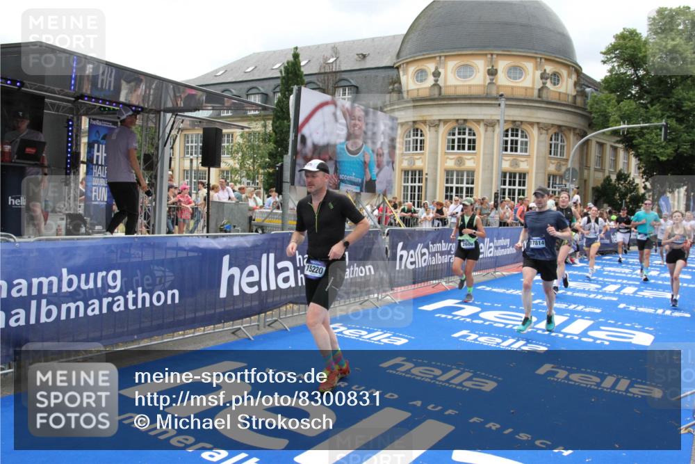 29.06.2025 - hella hamburg halbmarathon Michael Strokosch http://msf.ph/oto/8300831 29.06.2025 10:57:43 Ziel 1239, 1715, 1719, 2606, 2652, 5457, 5458, 10133, 12774, 13523, 14571, 14951, 15217, 15220, 16418, 17455, 17769, 17814, 18388, 18508, 18985 meine-sportfotos.de