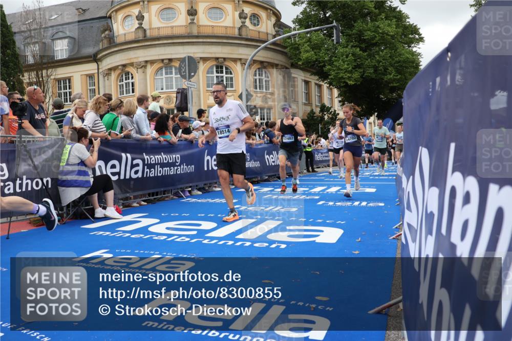 29.06.2025 - hella hamburg halbmarathon Strokosch-Dieckow http://msf.ph/oto/8300855 29.06.2025 10:53:44 Ziel 1422, 1706, 1870, 2058, 2082, 2518, 2630, 3819, 5399, 5607, 6260, 6877, 7177, 8285, 8335, 9922, 10529, 10891, 10895, 11588, 11589, 11604, 12413, 12632, 13865, 14026, 14702, 14818, 15061, 15441, 15502, 16092, 16538, 17482, 17740, 18143, 18249, 18418, 18487, 18514, 18715, 18759, 18915, 19177 meine-sportfotos.de