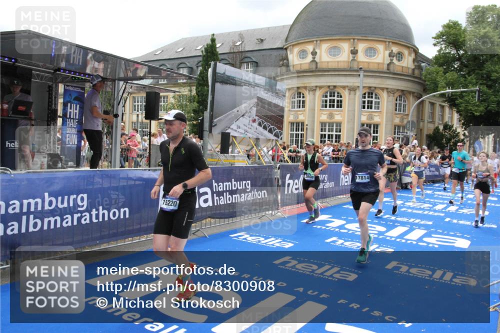 29.06.2025 - hella hamburg halbmarathon Michael Strokosch http://msf.ph/oto/8300908 29.06.2025 10:57:44 Ziel 1239, 1715, 1719, 2606, 7833, 10133, 12774, 13523, 14571, 14951, 15217, 15220, 16418, 17201, 17455, 17769, 17814, 18388, 18508, 18985 meine-sportfotos.de