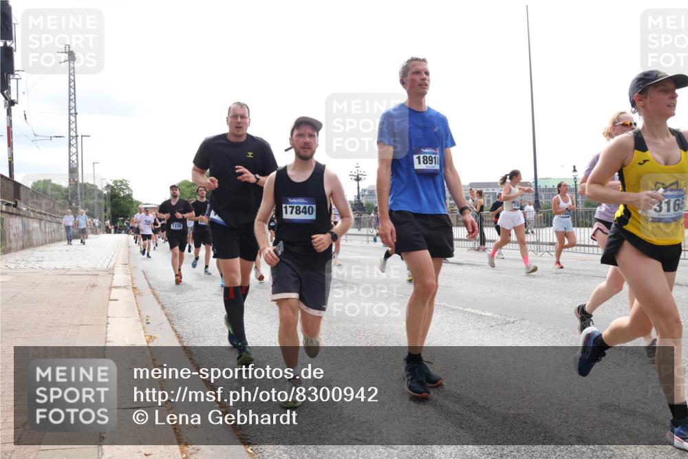 29.06.2025 - hella hamburg halbmarathon Lena Gebhardt http://msf.ph/oto/8300942 29.06.2025 10:37:06 Lombardsbrücke 1339, 17840, 18918, 3165, 1022, 1118, 1253, 1276, 1337, 1339, 1488, 1490, 1597, 1819, 1948, 1952, 1954, 2016, 2031, 2072, 2104, 2272, 2480, 2486, 2552, 2588, 3127, 3165, 3714, 3873, 3895, 4084, 4097, 4347, 4618, 4733, 4762, 4996, 5146, 5224, 5538, 5560, 5640, 5786, 5789, 5940, 6156, 6172, 6359, 6584, 6804, 7085, 7202, 7235, 7707, 7773, 7823, 8007, 8257, 8258, 8315, 8499, 8758, 8811, 8936, 8937, 9054, 9055, 9295, 9500, 9694, 13265, 15077, 18488 meine-sportfotos.de