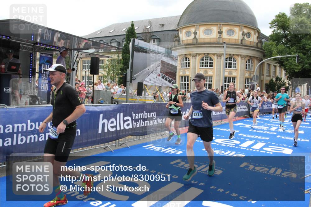 29.06.2025 - hella hamburg halbmarathon Michael Strokosch http://msf.ph/oto/8300951 29.06.2025 10:57:44 Ziel 1239, 1715, 1719, 2606, 7833, 10133, 12774, 13523, 14571, 14951, 15217, 15220, 16418, 17201, 17455, 17769, 17814, 18388, 18508, 18985 meine-sportfotos.de