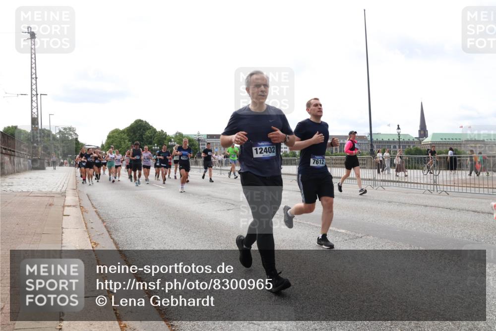 29.06.2025 - hella hamburg halbmarathon Lena Gebhardt http://msf.ph/oto/8300965 29.06.2025 10:21:49 Lombardsbrücke 12402, 7612, 1072, 1158, 1191, 1250, 1294, 1401, 1668, 1958, 1963, 2172, 2271, 2315, 2353, 2529, 2744, 2815, 3606, 3768, 3770, 3817, 3825, 3826, 3995, 4046, 4289, 4375, 4376, 4697, 4786, 5122, 5373, 5412, 5641, 5759, 5957, 6086, 6103, 6475, 6676, 6805, 6844, 6881, 7075, 7162, 7375, 7612, 7672, 7781, 8095, 8286, 8431, 8715, 8860, 8896, 8959, 9002, 9062, 9100, 9369, 9483, 9499, 9532, 9624, 10374, 10874 meine-sportfotos.de