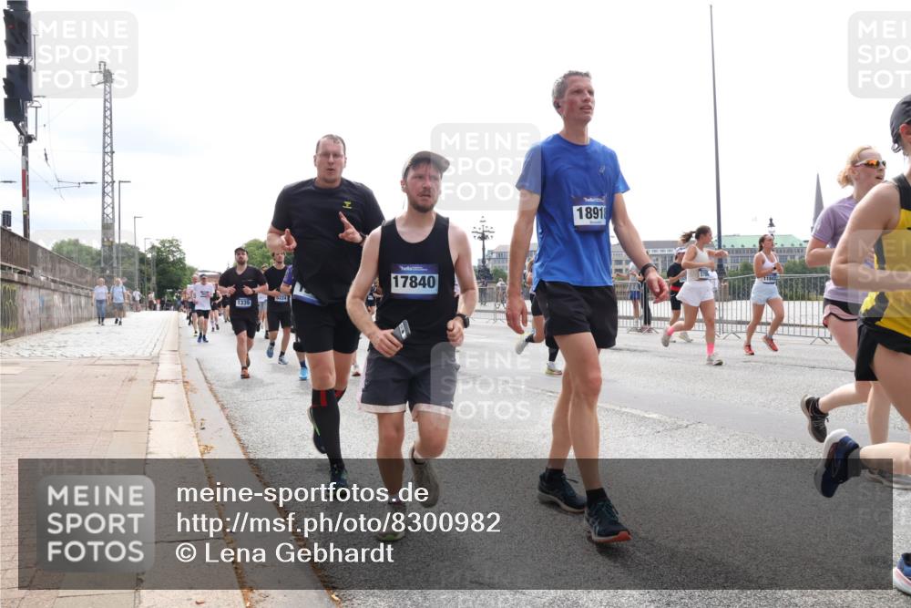 29.06.2025 - hella hamburg halbmarathon Lena Gebhardt http://msf.ph/oto/8300982 29.06.2025 10:37:06 Lombardsbrücke 1339, 17840, 18918, 1022, 1118, 1253, 1276, 1337, 1339, 1488, 1490, 1597, 1819, 1948, 1952, 1954, 2016, 2031, 2072, 2104, 2272, 2480, 2486, 2552, 2588, 3127, 3165, 3714, 3873, 3895, 4084, 4097, 4347, 4618, 4733, 4762, 4996, 5146, 5224, 5538, 5560, 5640, 5786, 5789, 5940, 6156, 6172, 6359, 6584, 6804, 7085, 7202, 7235, 7707, 7773, 7823, 8007, 8257, 8258, 8315, 8499, 8758, 8811, 8936, 8937, 9054, 9055, 9295, 9500, 9694, 13265, 15077, 18488 meine-sportfotos.de