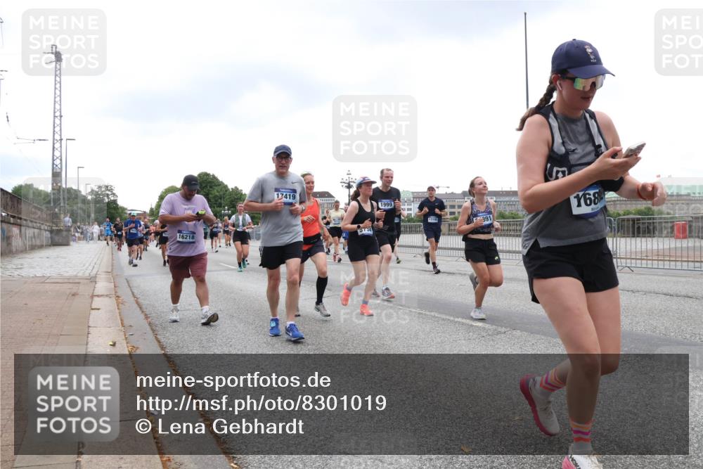 29.06.2025 - hella hamburg halbmarathon Lena Gebhardt http://msf.ph/oto/8301019 29.06.2025 10:46:53 Lombardsbrücke 1073, 1185, 1286, 1363, 1371, 1375, 1593, 1607, 1608, 1720, 1837, 1961, 1999, 2162, 2211, 2320, 2327, 2537, 2555, 2556, 2665, 2697, 2981, 3277, 3406, 3407, 3469, 3734, 3823, 4202, 4239, 4296, 4342, 4355, 4448, 4483, 4604, 5111, 5114, 5700, 5796, 5953, 6124, 6161, 6485, 6496, 6740, 7073, 7303, 7412, 7767, 7827, 8477, 8486, 8551, 8553, 8684, 8706, 8967, 9691, 10230, 13969, 14261, 15852, 16882, 16987 meine-sportfotos.de