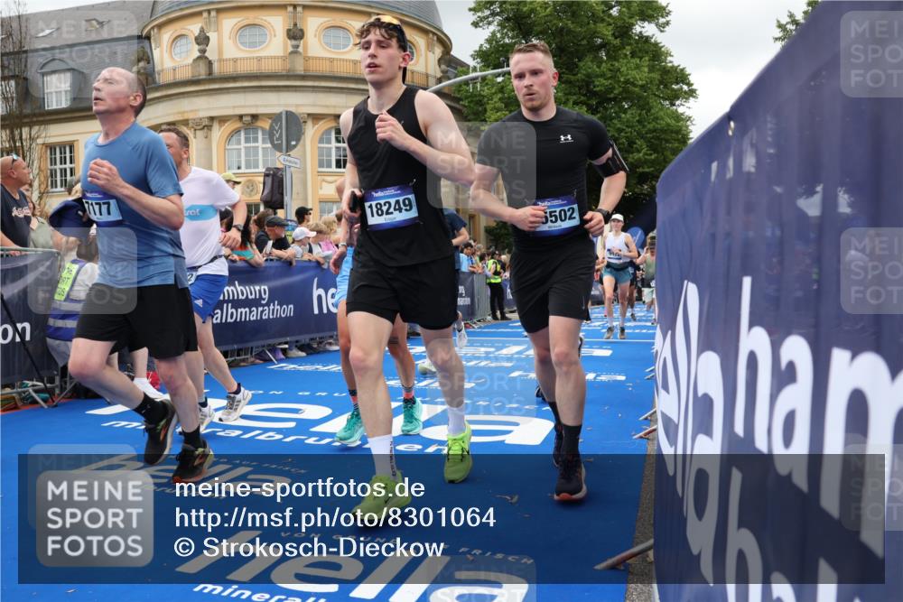 29.06.2025 - hella hamburg halbmarathon Strokosch-Dieckow http://msf.ph/oto/8301064 29.06.2025 10:53:50 Ziel 1422, 1706, 1870, 2432, 2518, 5607, 6260, 6481, 6877, 7177, 7395, 7918, 7973, 8285, 8335, 9922, 10529, 10891, 11789, 12413, 13032, 13869, 14026, 14175, 14818, 15502, 16477, 16538, 17740, 18249, 18418, 18487, 18759, 18831, 18879, 18915, 19177 meine-sportfotos.de