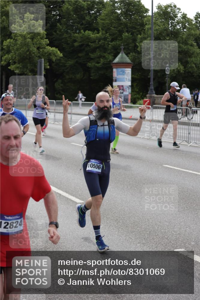 29.06.2025 - hella hamburg halbmarathon Jannik Wohlers http://msf.ph/oto/8301069 29.06.2025 10:37:16 Lombardsbrücke 1475, 2199, 2640, 2853, 3230, 3633, 5186, 5522, 5875, 6243, 6821, 6955, 7124, 7321, 7350, 9247, 9288, 9895, 10159, 10476, 10506, 10919, 11183, 11801, 11882, 11888, 12123, 12242, 12254, 12472, 12824, 13650, 14130, 14657, 16032, 16582, 16680, 16706, 16837, 17355, 17793, 17798, 18317, 18319, 18903 meine-sportfotos.de