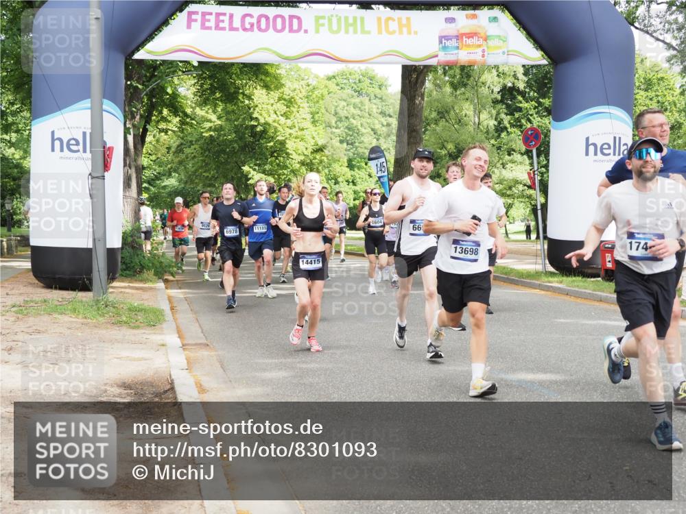 29.06.2025 - hella hamburg halbmarathon MichiJ http://msf.ph/oto/8301093 29.06.2025 10:34:42 Zwischen KM18-KM19 1604, 3087, 4497, 5528, 5889, 6691, 7335, 8142, 8981, 9794, 11077, 11185, 11858, 12171, 12269, 12891, 13698, 14045, 15157, 15451, 15825, 17008, 17353, 17461, 17865, 18356 meine-sportfotos.de