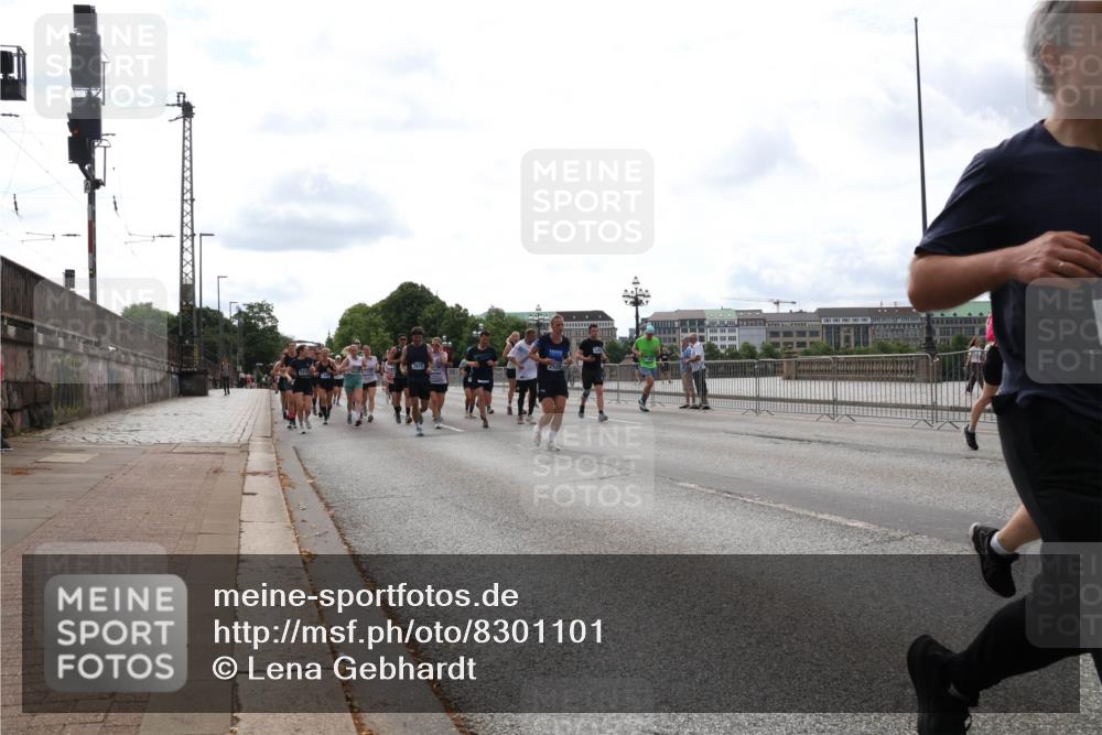 29.06.2025 - hella hamburg halbmarathon Lena Gebhardt http://msf.ph/oto/8301101 29.06.2025 10:21:50 Lombardsbrücke 7672, 1003, 1072, 1158, 1191, 1250, 1294, 1401, 1668, 1958, 1963, 2172, 2271, 2315, 2353, 2529, 2744, 2815, 3606, 3768, 3770, 3817, 3825, 3826, 3995, 4046, 4289, 4375, 4376, 4697, 4786, 5122, 5373, 5412, 5641, 5759, 5957, 6086, 6103, 6475, 6676, 6805, 6881, 7075, 7162, 7375, 7612, 7672, 7781, 8095, 8286, 8431, 8715, 8860, 8896, 8959, 9002, 9062, 9100, 9369, 9483, 9499, 9532, 9624, 10374, 10874 meine-sportfotos.de