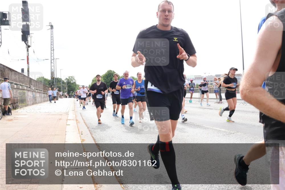 29.06.2025 - hella hamburg halbmarathon Lena Gebhardt http://msf.ph/oto/8301162 29.06.2025 10:37:07 Lombardsbrücke 1339, 5224, 8758, 1022, 1118, 1253, 1276, 1337, 1339, 1488, 1490, 1597, 1819, 1948, 1952, 1954, 2016, 2031, 2072, 2104, 2272, 2480, 2486, 2552, 2588, 3127, 3165, 3714, 3873, 3895, 4084, 4097, 4347, 4618, 4733, 4762, 4996, 5146, 5224, 5538, 5560, 5640, 5786, 5789, 5940, 6156, 6172, 6359, 6584, 6804, 7085, 7202, 7235, 7707, 7773, 7823, 8007, 8257, 8258, 8315, 8499, 8758, 8811, 8843, 8936, 8937, 9054, 9055, 9295, 9500, 9694, 13265, 15077 meine-sportfotos.de