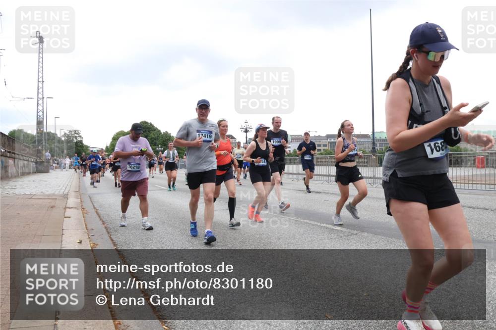 29.06.2025 - hella hamburg halbmarathon Lena Gebhardt http://msf.ph/oto/8301180 29.06.2025 10:46:53 Lombardsbrücke 1073, 1185, 1286, 1363, 1371, 1375, 1593, 1607, 1608, 1720, 1837, 1961, 1999, 2162, 2211, 2320, 2327, 2537, 2555, 2556, 2665, 2697, 2981, 3277, 3406, 3407, 3469, 3734, 3823, 4202, 4239, 4296, 4342, 4355, 4448, 4483, 4604, 5111, 5114, 5700, 5796, 5953, 6124, 6161, 6485, 6496, 6740, 7073, 7303, 7412, 7767, 7827, 8477, 8486, 8551, 8553, 8684, 8706, 8967, 9691, 10230, 13969, 14261, 15852, 16882, 16987 meine-sportfotos.de