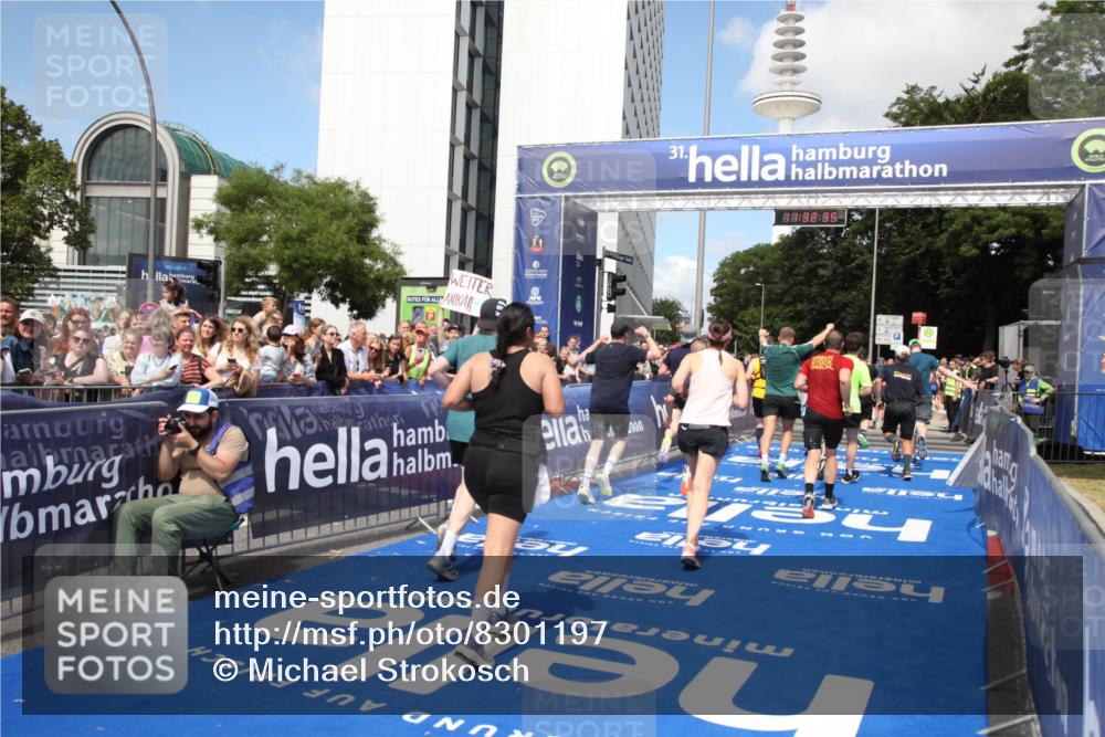 29.06.2025 - hella hamburg halbmarathon Michael Strokosch http://msf.ph/oto/8301197 29.06.2025 11:32:33 Ziel 2376, 3670, 5126, 5659, 5821, 6159, 7043, 7071, 7898, 10828, 12303, 14743, 15072, 15077, 15409, 15465, 15487, 17149, 17157, 17352, 18296 meine-sportfotos.de