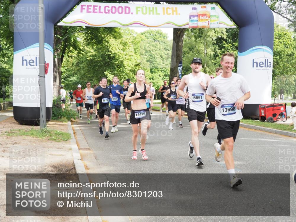 29.06.2025 - hella hamburg halbmarathon MichiJ http://msf.ph/oto/8301203 29.06.2025 10:34:42 Zwischen KM18-KM19 1604, 3087, 4497, 5528, 5889, 6691, 7335, 8142, 8981, 9794, 11077, 11185, 11858, 12171, 12269, 12891, 13698, 14045, 15157, 15451, 15825, 17008, 17353, 17461, 17865, 18356 meine-sportfotos.de