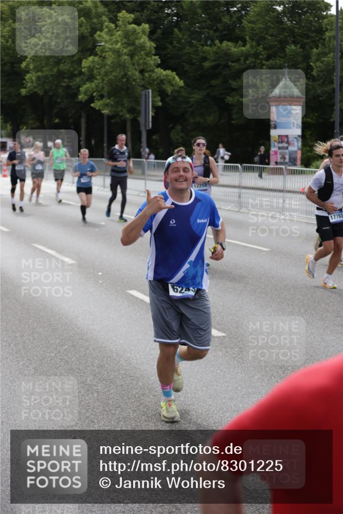 29.06.2025 - hella hamburg halbmarathon Jannik Wohlers http://msf.ph/oto/8301225 29.06.2025 10:37:17 Lombardsbrücke 1475, 2199, 2640, 2853, 3230, 3246, 3633, 5139, 5186, 5522, 5875, 6243, 6821, 6955, 7124, 7321, 7350, 9247, 9288, 9895, 10159, 10476, 10506, 10919, 11087, 11183, 11801, 11882, 11888, 12123, 12242, 12254, 12472, 12824, 13650, 14657, 16032, 16582, 16680, 16706, 17355, 17793, 17798, 18317, 18319, 18903 meine-sportfotos.de