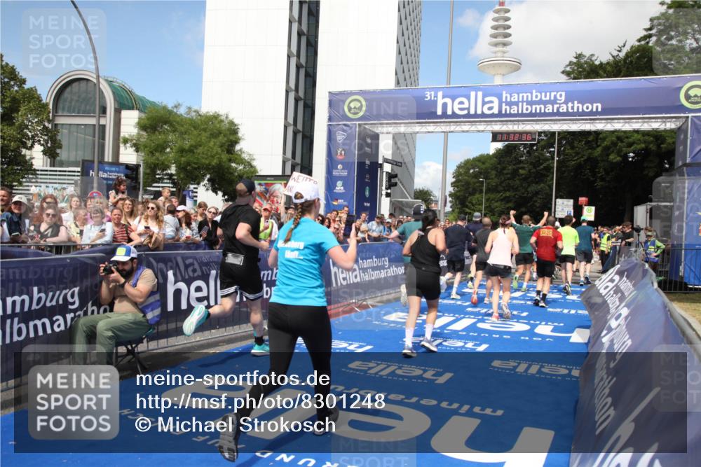 29.06.2025 - hella hamburg halbmarathon Michael Strokosch http://msf.ph/oto/8301248 29.06.2025 11:32:34 Ziel 2376, 3022, 3670, 5126, 5659, 5821, 6159, 7043, 7071, 7898, 8170, 10828, 12303, 15072, 15077, 15409, 15487, 17149, 17157, 17352, 18296 meine-sportfotos.de