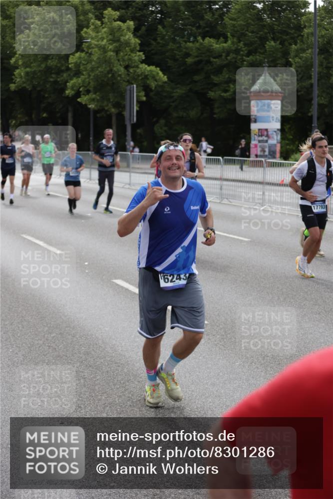 29.06.2025 - hella hamburg halbmarathon Jannik Wohlers http://msf.ph/oto/8301286 29.06.2025 10:37:17 Lombardsbrücke 1475, 2199, 2640, 2853, 3230, 3246, 3633, 5139, 5186, 5522, 5875, 6243, 6821, 6955, 7124, 7321, 7350, 9247, 9288, 9895, 10159, 10476, 10506, 10919, 11087, 11183, 11801, 11882, 11888, 12123, 12242, 12254, 12472, 12824, 13650, 14657, 16032, 16582, 16680, 16706, 17355, 17793, 17798, 18317, 18319, 18903 meine-sportfotos.de