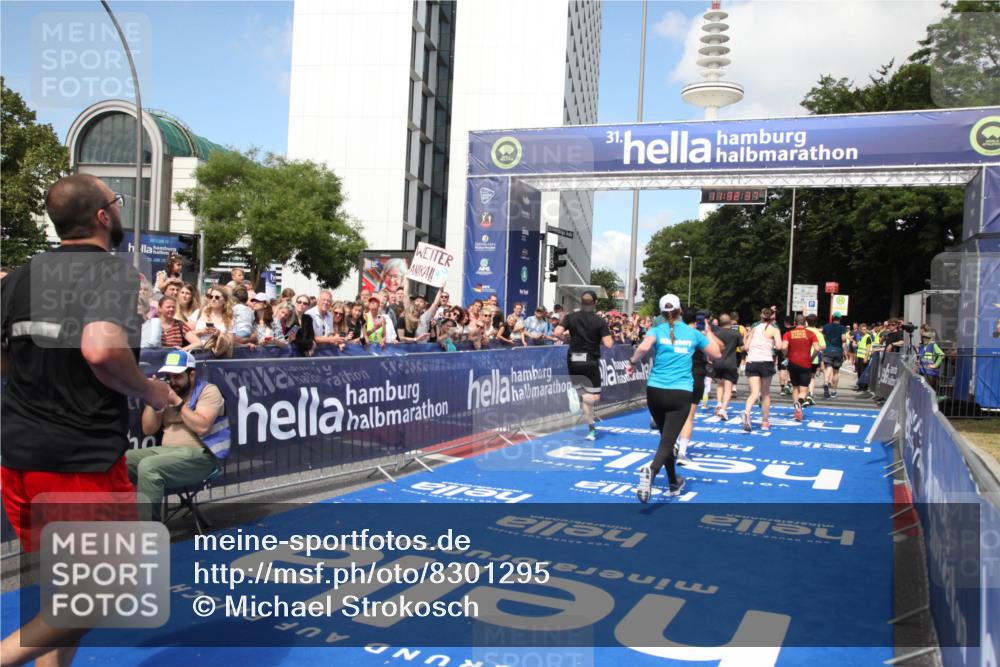 29.06.2025 - hella hamburg halbmarathon Michael Strokosch http://msf.ph/oto/8301295 29.06.2025 11:32:35 Ziel 2376, 2464, 3022, 3670, 4559, 5126, 5659, 5821, 6159, 7043, 7071, 7111, 8170, 8277, 10828, 12303, 15072, 15077, 15409, 15487, 17149, 17157, 17352, 18296 meine-sportfotos.de