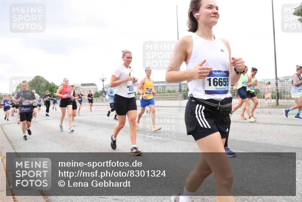 29.06.2025 - hella hamburg halbmarathon Lena Gebhardt http://msf.ph/oto/8301324 29.06.2025 10:56:24 Lombardsbrücke 1514, 4354, 1255, 11628, 16655, 13405, 133, 1047, 1113, 1738, 1909, 2095, 2143, 2307, 2793, 2887, 2915, 2991, 3257, 3268, 3438, 3520, 3614, 3675, 3676, 3953, 3987, 4083, 4354, 4473, 4773, 4836, 5237, 5306, 5438, 5580, 5693, 5757, 5911, 5994, 6494, 6690, 6968, 7025, 7028, 7090, 7307, 7516, 7616, 7711, 8005, 8108, 8305, 8517, 8606, 8766, 8939, 8943, 9172, 9210, 9383, 9435, 9606, 9838, 9910, 9948, 9953, 10555, 10569, 10571, 10640, 10740, 10784, 10987 meine-sportfotos.de