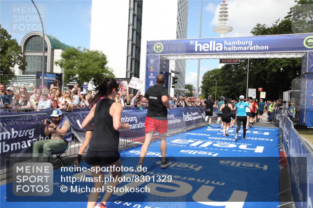 29.06.2025 - hella hamburg halbmarathon Michael Strokosch http://msf.ph/oto/8301329 29.06.2025 11:32:36 Ziel 2376, 2464, 3022, 3670, 4559, 5126, 5659, 5821, 6159, 7043, 7071, 7111, 8170, 8277, 10828, 12303, 15077, 15409, 15487, 17149, 17157, 17352, 18296 meine-sportfotos.de