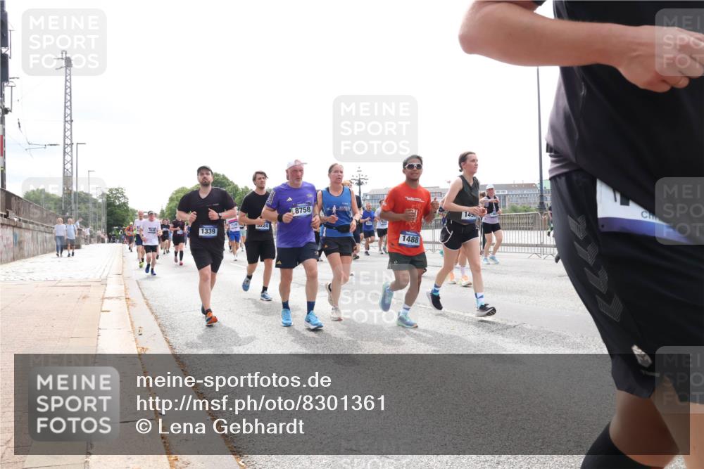 29.06.2025 - hella hamburg halbmarathon Lena Gebhardt http://msf.ph/oto/8301361 29.06.2025 10:37:08 Lombardsbrücke 1339, 24, 8758, 1488, 1490, 1022, 1118, 1253, 1276, 1337, 1339, 1488, 1490, 1597, 1819, 1948, 1952, 1954, 2016, 2031, 2072, 2104, 2272, 2480, 2486, 2552, 2588, 3127, 3165, 3714, 3873, 3895, 4084, 4097, 4347, 4618, 4733, 4762, 4996, 5146, 5224, 5538, 5560, 5640, 5786, 5789, 5790, 5940, 6156, 6172, 6359, 6584, 6804, 7085, 7202, 7235, 7544, 7707, 7773, 7823, 8007, 8257, 8258, 8315, 8499, 8758, 8811, 8843, 8936, 8937, 9054, 9055, 9295, 9500, 9524, 9694 meine-sportfotos.de