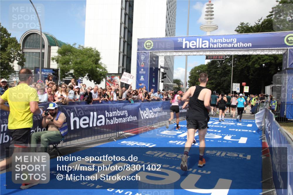 29.06.2025 - hella hamburg halbmarathon Michael Strokosch http://msf.ph/oto/8301402 29.06.2025 11:32:37 Ziel 2376, 2464, 3022, 3670, 4559, 5659, 5821, 6159, 6310, 7071, 7111, 8170, 8277, 10828, 12303, 15077, 15409, 17149, 17157, 18296 meine-sportfotos.de