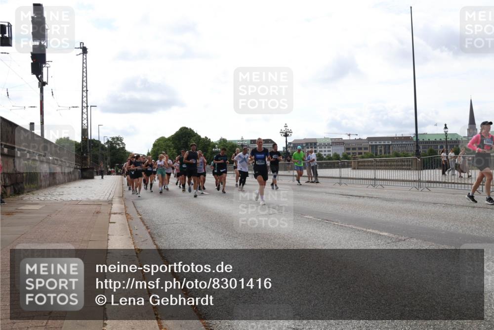 29.06.2025 - hella hamburg halbmarathon Lena Gebhardt http://msf.ph/oto/8301416 29.06.2025 10:21:50 Lombardsbrücke 1668, 2529, 1003, 1072, 1158, 1191, 1250, 1294, 1401, 1668, 1958, 1963, 2172, 2271, 2315, 2353, 2529, 2744, 2815, 3606, 3768, 3770, 3817, 3825, 3826, 3995, 4046, 4289, 4375, 4376, 4697, 4786, 5122, 5373, 5412, 5641, 5759, 5957, 6086, 6103, 6475, 6676, 6805, 6881, 7075, 7162, 7375, 7612, 7672, 7781, 8095, 8286, 8431, 8715, 8860, 8896, 8959, 9002, 9062, 9100, 9369, 9483, 9499, 9532, 9624, 10374, 10874 meine-sportfotos.de