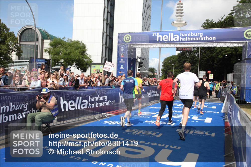 29.06.2025 - hella hamburg halbmarathon Michael Strokosch http://msf.ph/oto/8301419 29.06.2025 11:32:39 Ziel 2464, 3022, 4559, 5659, 6159, 6310, 7071, 7111, 8170, 8277, 15016, 15077, 15409, 17149, 18296 meine-sportfotos.de