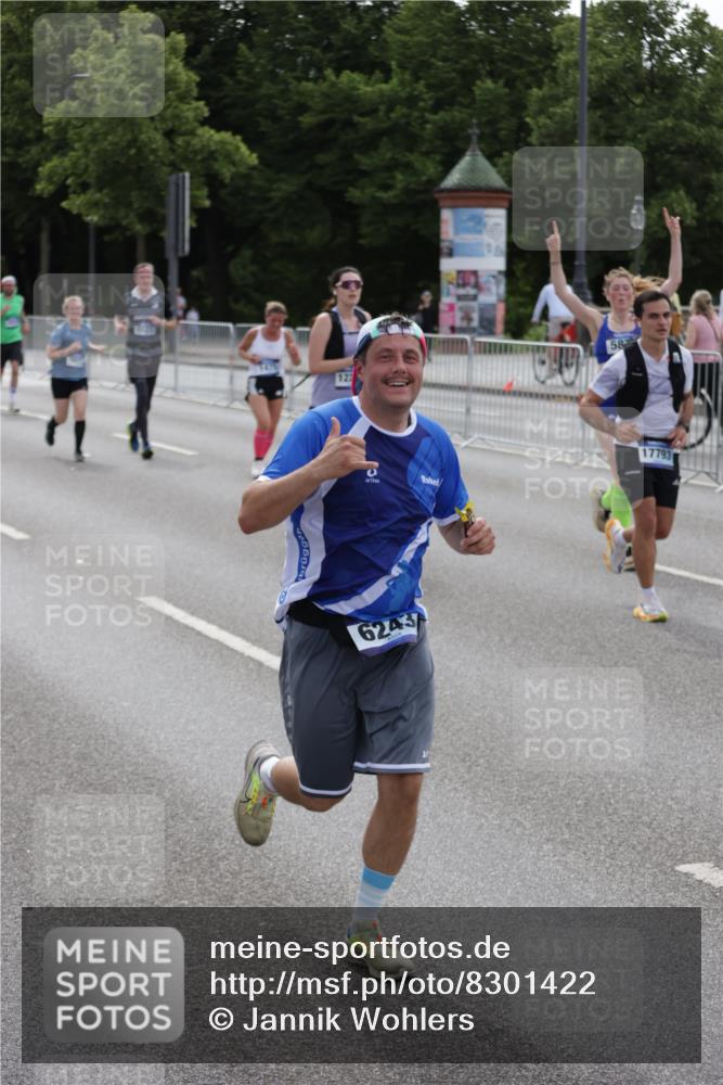 29.06.2025 - hella hamburg halbmarathon Jannik Wohlers http://msf.ph/oto/8301422 29.06.2025 10:37:17 Lombardsbrücke 1475, 2199, 2640, 2853, 3230, 3246, 3633, 5139, 5186, 5522, 5875, 6243, 6821, 6955, 7124, 7321, 7350, 9247, 9288, 9895, 10159, 10476, 10506, 10919, 11087, 11183, 11801, 11882, 11888, 12123, 12242, 12254, 12472, 12824, 13650, 14657, 16032, 16582, 16680, 16706, 17355, 17793, 17798, 18317, 18319, 18903 meine-sportfotos.de