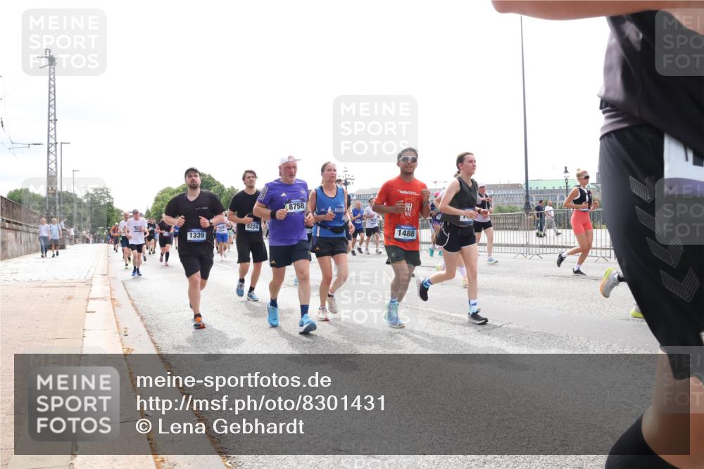 29.06.2025 - hella hamburg halbmarathon Lena Gebhardt http://msf.ph/oto/8301431 29.06.2025 10:37:08 Lombardsbrücke 5224, 1339, 8758, 1488, 1022, 1118, 1253, 1276, 1337, 1339, 1488, 1490, 1597, 1819, 1948, 1952, 1954, 2016, 2031, 2072, 2104, 2272, 2480, 2486, 2552, 2588, 3127, 3165, 3714, 3873, 3895, 4084, 4097, 4347, 4618, 4733, 4762, 4996, 5146, 5224, 5538, 5560, 5640, 5786, 5789, 5790, 5940, 6156, 6172, 6359, 6584, 6804, 7085, 7202, 7235, 7544, 7707, 7773, 7823, 8007, 8257, 8258, 8315, 8499, 8758, 8811, 8843, 8936, 8937, 9054, 9055, 9295, 9500, 9524, 9694 meine-sportfotos.de