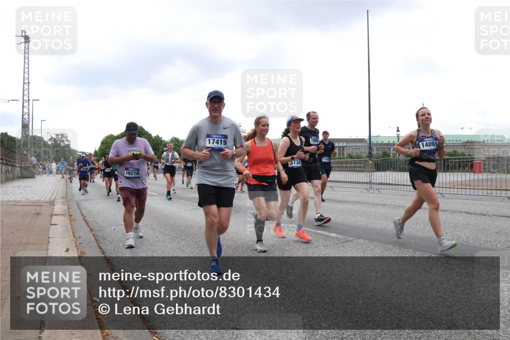 29.06.2025 - hella hamburg halbmarathon Lena Gebhardt http://msf.ph/oto/8301434 29.06.2025 10:46:54 Lombardsbrücke 1073, 1185, 1286, 1363, 1371, 1375, 1593, 1607, 1608, 1720, 1837, 1961, 1999, 2162, 2211, 2320, 2327, 2537, 2555, 2556, 2665, 2697, 2981, 3277, 3406, 3407, 3469, 3734, 3823, 4202, 4239, 4296, 4342, 4355, 4483, 4604, 5111, 5114, 5700, 5796, 5953, 6124, 6161, 6485, 6496, 6740, 7073, 7303, 7412, 7430, 7431, 7767, 7827, 8477, 8486, 8551, 8553, 8684, 8706, 8967, 9691, 10230, 13969, 14261, 15852, 16882, 16987 meine-sportfotos.de