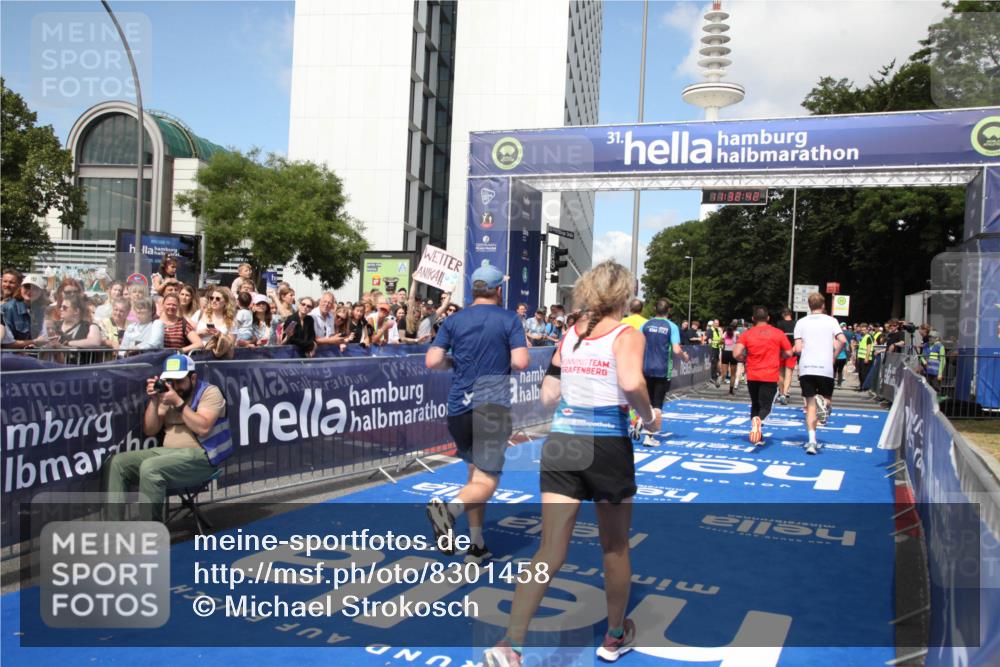 29.06.2025 - hella hamburg halbmarathon Michael Strokosch http://msf.ph/oto/8301458 29.06.2025 11:32:40 Ziel 2464, 3022, 4559, 6310, 7071, 7111, 8170, 8277, 15016, 15077, 15409, 18296 meine-sportfotos.de