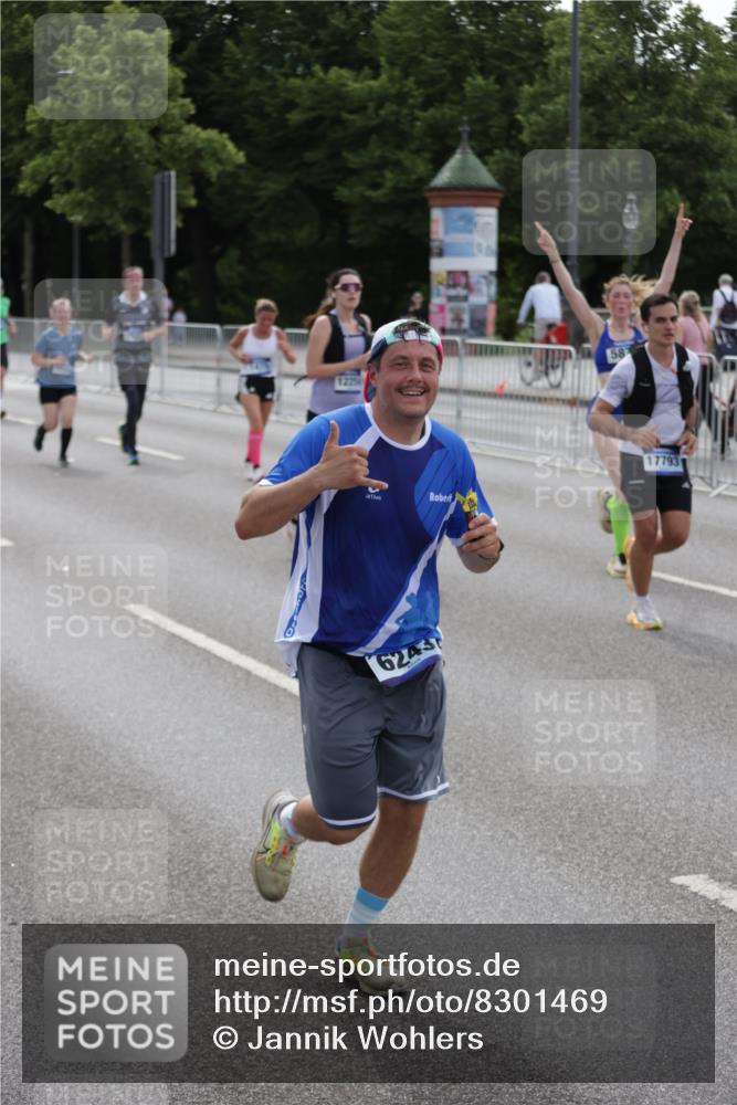 29.06.2025 - hella hamburg halbmarathon Jannik Wohlers http://msf.ph/oto/8301469 29.06.2025 10:37:17 Lombardsbrücke 1475, 2199, 2640, 2853, 3230, 3246, 3633, 5139, 5186, 5522, 5875, 6243, 6821, 6955, 7124, 7321, 7350, 9247, 9288, 9895, 10159, 10476, 10506, 10919, 11087, 11183, 11801, 11882, 11888, 12123, 12242, 12254, 12472, 12824, 13650, 14657, 16032, 16582, 16680, 16706, 17355, 17793, 17798, 18317, 18319, 18903 meine-sportfotos.de