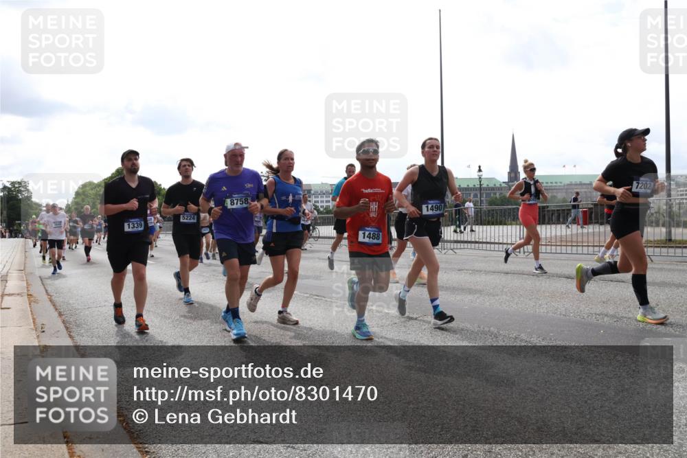 29.06.2025 - hella hamburg halbmarathon Lena Gebhardt http://msf.ph/oto/8301470 29.06.2025 10:37:08 Lombardsbrücke 8758, 1339, 5224, 1490, 7202, 1488, 1022, 1118, 1253, 1276, 1337, 1339, 1488, 1490, 1597, 1819, 1948, 1952, 1954, 2016, 2031, 2072, 2104, 2272, 2480, 2486, 2552, 2588, 3127, 3165, 3714, 3873, 3895, 4084, 4097, 4347, 4618, 4733, 4762, 4996, 5146, 5224, 5538, 5560, 5640, 5786, 5789, 5790, 5940, 6156, 6172, 6359, 6584, 6804, 7085, 7202, 7235, 7544, 7707, 7773, 7823, 8007, 8257, 8258, 8315, 8499, 8758, 8811, 8843, 8936, 8937, 9054, 9055, 9295, 9500, 9524, 9694 meine-sportfotos.de