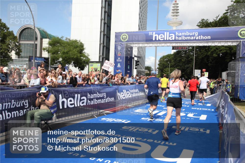 29.06.2025 - hella hamburg halbmarathon Michael Strokosch http://msf.ph/oto/8301500 29.06.2025 11:32:41 Ziel 2464, 3022, 4559, 6310, 7071, 7111, 8170, 8277, 13423, 13921, 15016, 18296 meine-sportfotos.de