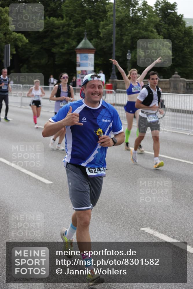 29.06.2025 - hella hamburg halbmarathon Jannik Wohlers http://msf.ph/oto/8301582 29.06.2025 10:37:17 Lombardsbrücke 1475, 2199, 2640, 2853, 3230, 3246, 3633, 5139, 5186, 5522, 5875, 6243, 6821, 6955, 7124, 7321, 7350, 9247, 9288, 9895, 10159, 10476, 10506, 10919, 11087, 11183, 11801, 11882, 11888, 12123, 12242, 12254, 12472, 12824, 13650, 14657, 16032, 16582, 16680, 16706, 17355, 17793, 17798, 18317, 18319, 18903 meine-sportfotos.de